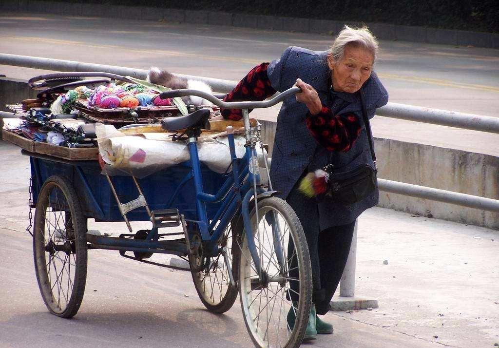 河北大妈剐蹭汽车掏钱赔偿被拒，大妈的担当和车主的心善是否值得我们敬佩？