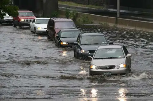 纽约暴雨，洪流猛灌地铁站，此次暴风雨给当地带来了哪些灾难？