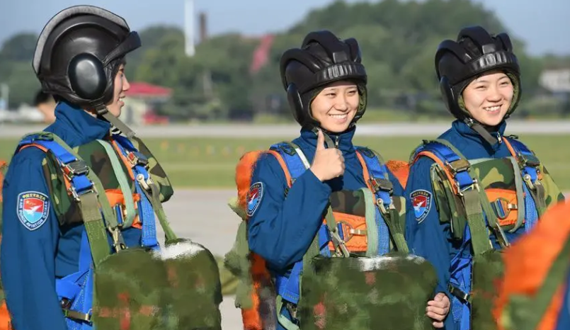 空军第十二批女飞行学员完成首次跳伞，场面有多壮观？