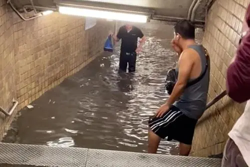 纽约暴雨，洪流猛灌地铁站，此次暴风雨给当地带来了哪些灾难？