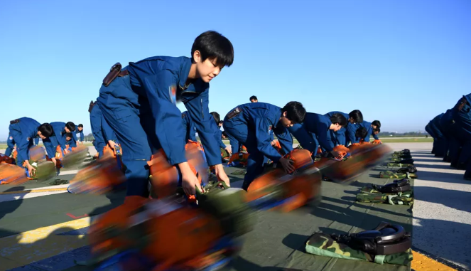 空军第十二批女飞行学员完成首次跳伞，场面有多壮观？