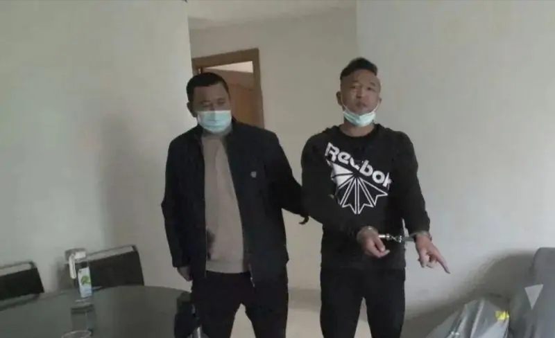 上海男子在出租屋住了两周在床底发现尸体，你如何看待此事？