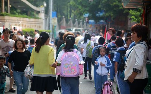 学生一年多没去学校然后这一段时间想去学校上学老师找各种理由不让孩子上学这该怎么办？