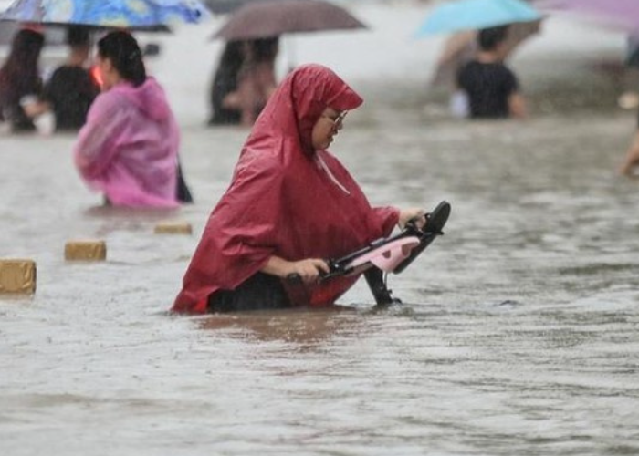 实拍郑州暴雨：多地街道出现积水！当地下水系统是否存在问题？