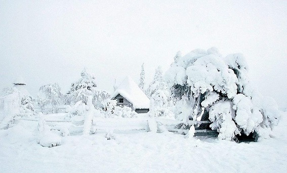 终南阴岭秀，积雪浮云端。 林表明霁色，城中增暮寒。这首诗是什么意思》？