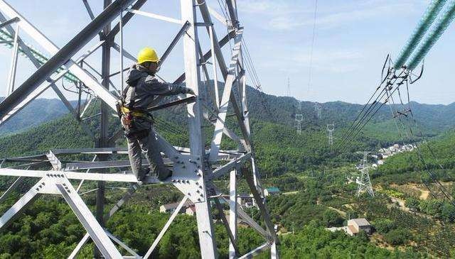 那些大山上的高压线塔是怎么建的？