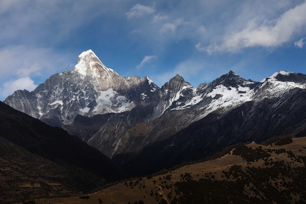 男子登山遇难，滑坠400米四姑娘山，四姑娘山究竟有多么难爬？