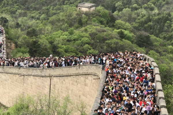 八达岭长城发布游客流量红色预警，景区对此有何应急措施？