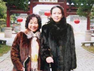 她是比梅艳芳母亲还要狠毒妈妈，女儿生命垂危逼签遗嘱抢孙女家产，她是谁？