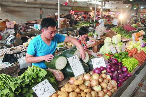 为了谋生，34岁研究生在菜市场摆摊卖鸡爪，他的行为是否值得鼓励？