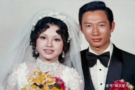 李嘉诚背后的女人，是小33岁的周凯旋，为何会心甘情愿陪他走过28年？