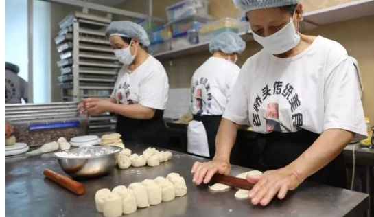 上海市民冒雨排长队买鲜肉月饼！这月饼为何这么受欢迎？