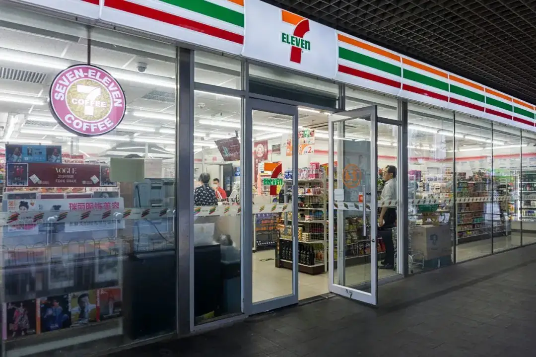 711门店卖过期食品被罚十万并吊销许可证，此事起到了怎样的警示？