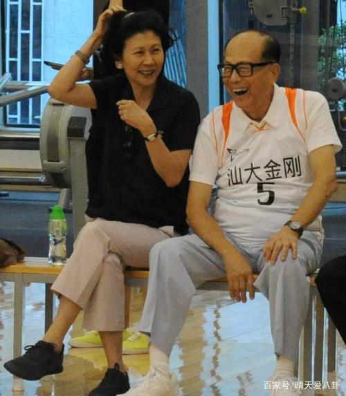 李嘉诚背后的女人，是小33岁的周凯旋，为何会心甘情愿陪他走过28年？