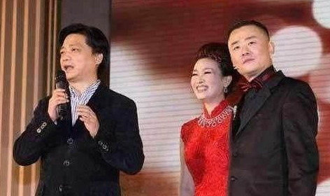 周立波与胡洁结婚时成龙去了的原因是什么？