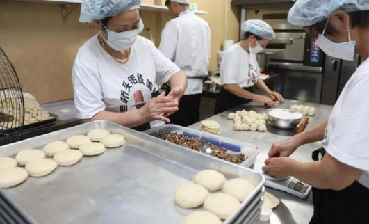 上海市民冒雨排长队买鲜肉月饼！这月饼为何这么受欢迎？