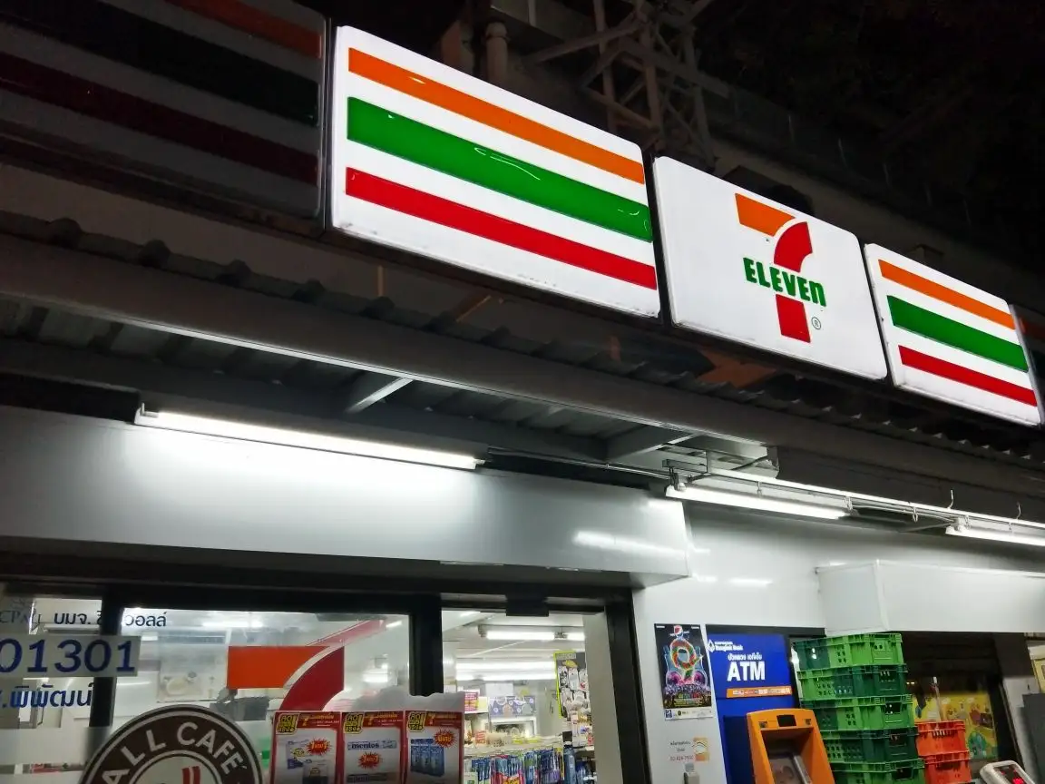 711门店卖过期食品被罚十万并吊销许可证，此事起到了怎样的警示？