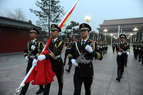 国旗护卫队脸上晒出分隔线，他们在烈日炎炎下是如何坚持的？