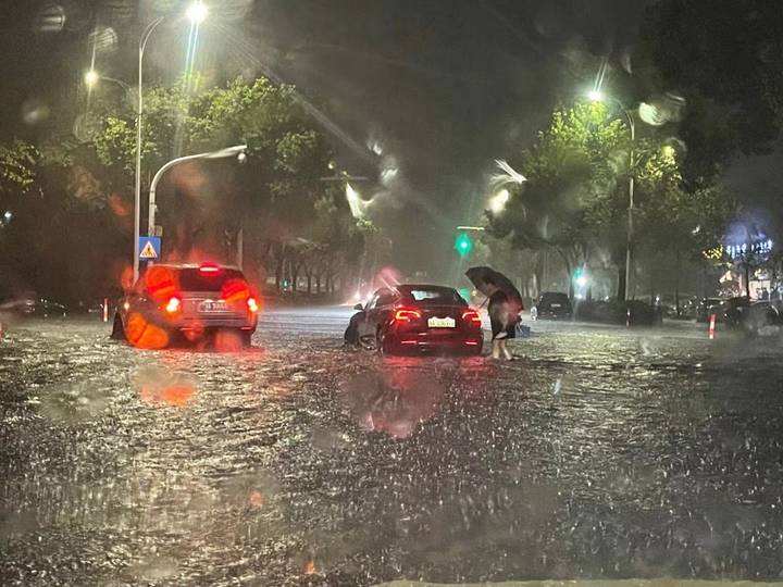 河南南阳遭遇暴雨，有临街商铺被淹，造成的损害该由谁来承担？