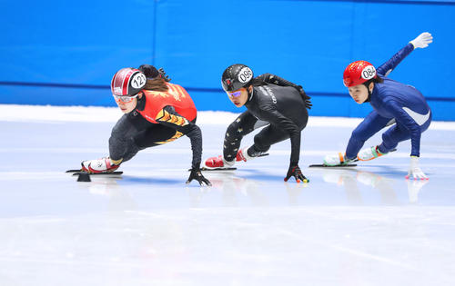 8岁女孩短道速滑摔倒，爬起勇追逆袭夺冠，你在她身上看到了什么？