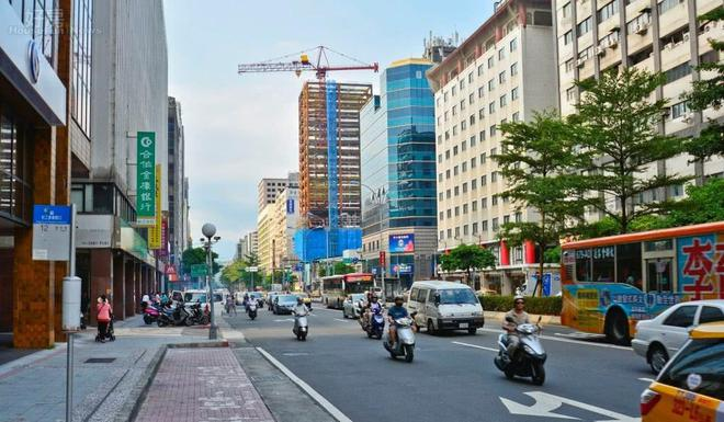 台湾街景与大陆普通小县城对比，有哪些相似之处？