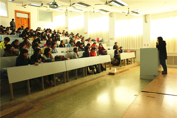 东北财经大学包机送大学生回家，这样的举动暖心吗？