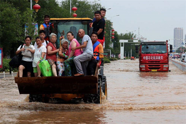 河南将采取暴雨红色预警停课的措施，当地人该做好哪些准备？