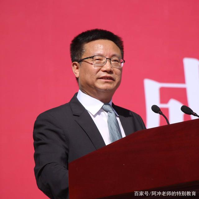 成都大学校长王清远现身后，做了什么事，让有的人为之动容？