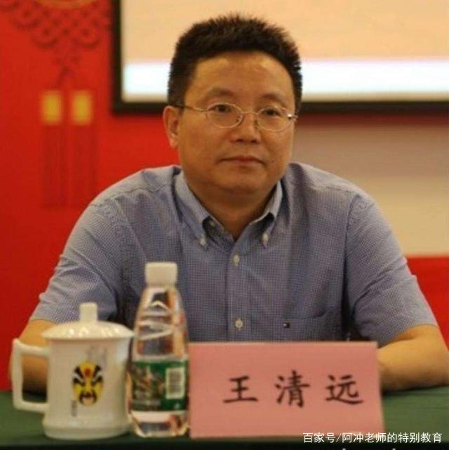 成都大学校长王清远现身后，做了什么事，让有的人为之动容？