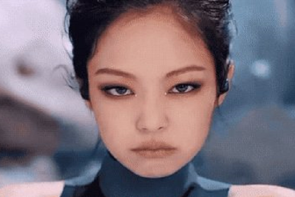 Jennie双马尾造型曝光，这个造型适合她吗？