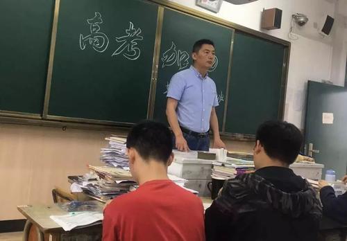 河北高校副教授跳槽到中学，你如何看待这件事？