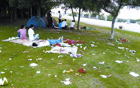 公务员考场外台阶堆满垃圾，这种现象是否应该问责？