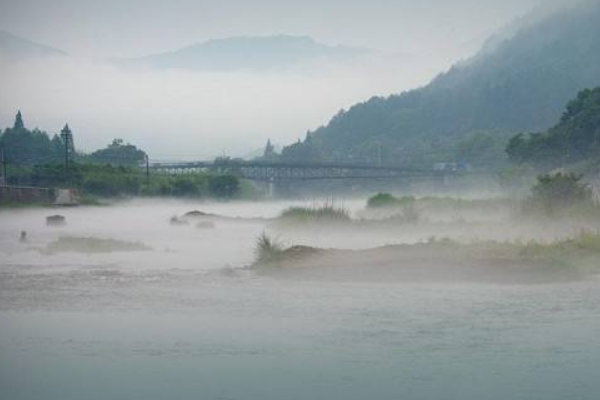 雾锁山头山锁雾，天连水尾水连天。是出自哪一首古诗？