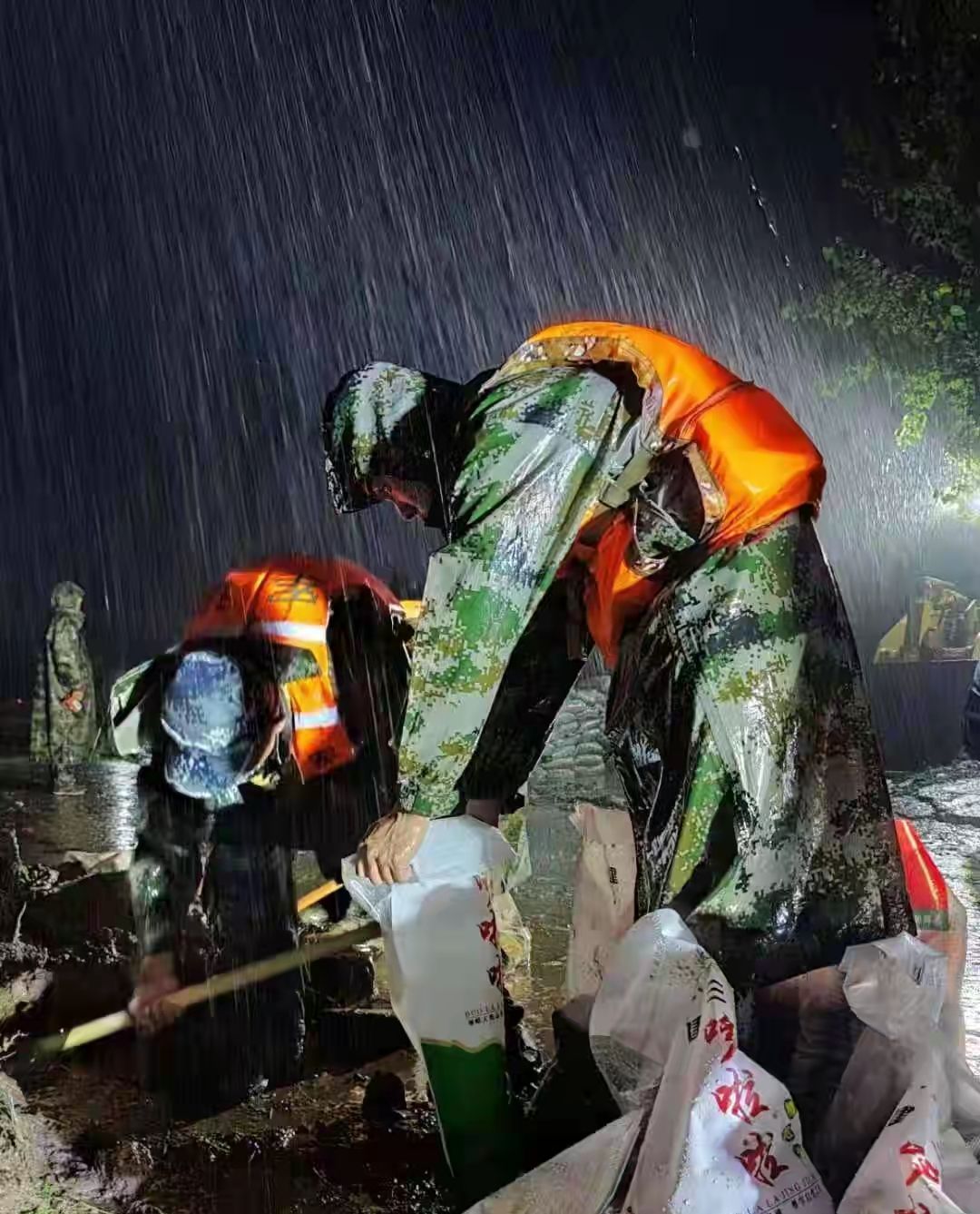 地铁乘客被困、群众撤离、道路塌方，郑州这次暴雨到底有多大？