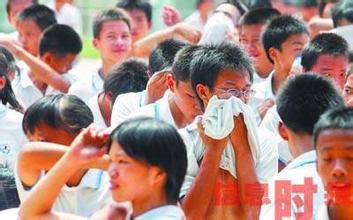 求一张夏天，街道上人们热得汗流浃背的图