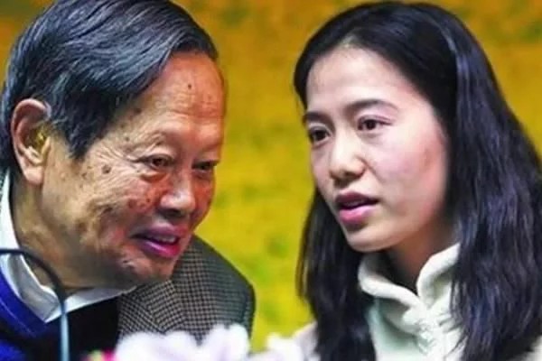 杨振宁遗产分配公开,遭网友怒斥,翁帆坚持13年到底图什么?