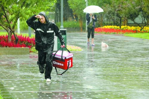 被坠楼者砸死的快递员妻子发声，家里还有2岁宝宝，她能索赔吗？