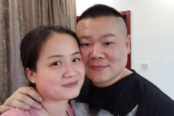 岳云鹏老婆没找到合影错过卡点庆生，她还有哪些有趣举动？