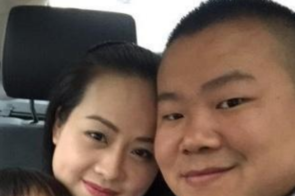 岳云鹏老婆没找到合影错过卡点庆生，她还有哪些有趣举动？