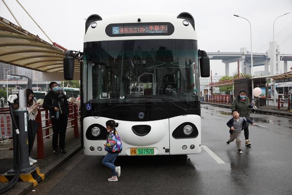 萌翻了！上海熊猫公交车上路运营，市民的反响如何？